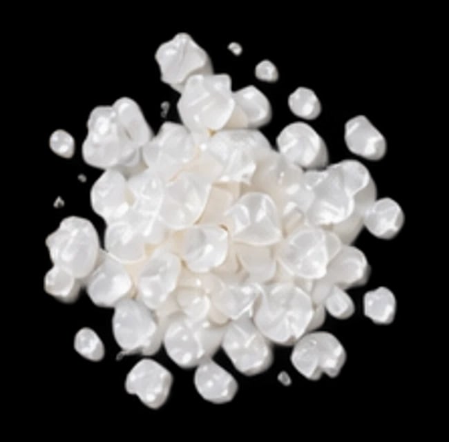 Small white crystals of niacinamide